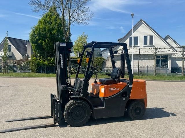Doosan D30 Plus - Chariot élévateur diesel: photos 1 Doosan D30 Plus - Chariot élévateur diesel: photos 1