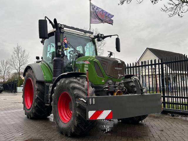 Trekkerbumper Tractorbumper met opbergkist - Pièces de rechange pour Machine agricole: photos 1 Trekkerbumper Tractorbumper met opbergkist - Pièces de rechange pour Machine agricole: photos 1