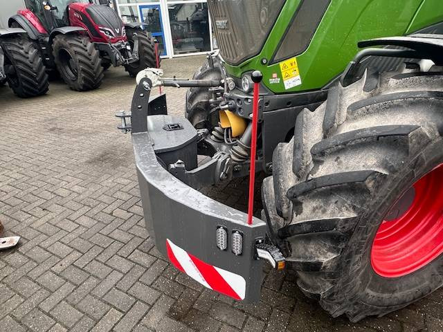 Trekkerbumper Tractorbumper met opbergkist - Pièces de rechange pour Machine agricole: photos 4 Trekkerbumper Tractorbumper met opbergkist - Pièces de rechange pour Machine agricole: photos 4