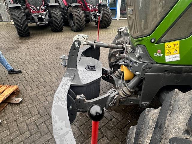 Trekkerbumper Tractorbumper met opbergkist - Pièces de rechange pour Machine agricole: photos 5 Trekkerbumper Tractorbumper met opbergkist - Pièces de rechange pour Machine agricole: photos 5
