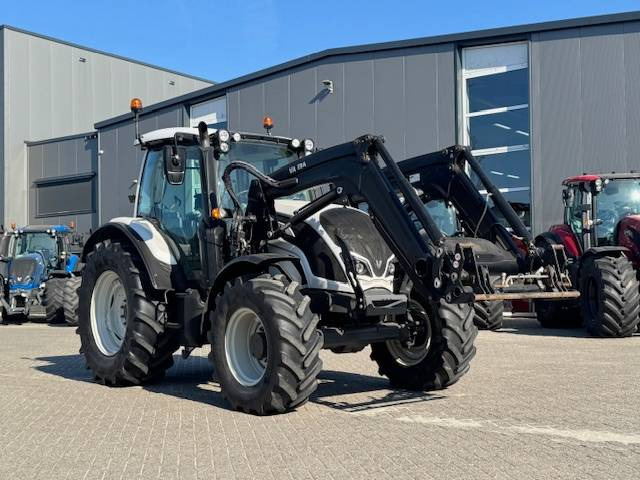 Valtra N104 Hitech5 met voorlader 4700 uur! - Tracteur agricole: photos 2 Valtra N104 Hitech5 met voorlader 4700 uur! - Tracteur agricole: photos 2