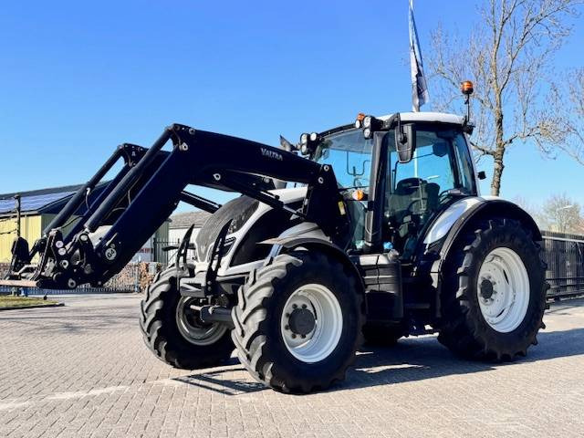 Valtra N104 Hitech5 met voorlader 4700 uur! - Tracteur agricole: photos 1 Valtra N104 Hitech5 met voorlader 4700 uur! - Tracteur agricole: photos 1