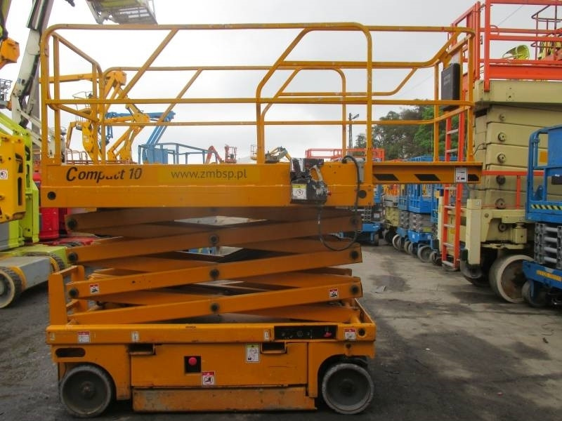 Haulotte Compact 10 - Nacelle ciseaux: photos 5 Haulotte Compact 10 - Nacelle ciseaux: photos 5