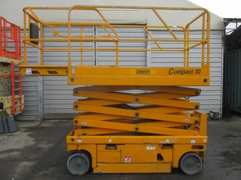 Haulotte Compact 10 - Nacelle ciseaux: photos 1 Haulotte Compact 10 - Nacelle ciseaux: photos 1