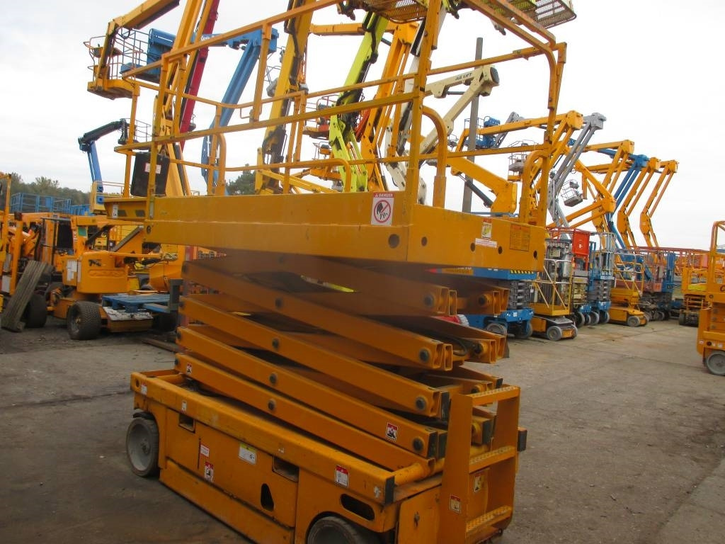 Haulotte Compact 12 - Nacelle ciseaux: photos 4 Haulotte Compact 12 - Nacelle ciseaux: photos 4