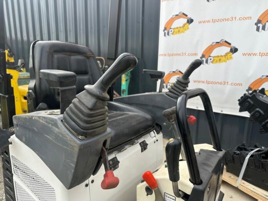 Bobcat E10 Joystick à 12500€ HT - Mini pelle: photos 3 Bobcat E10 Joystick à 12500€ HT - Mini pelle: photos 3