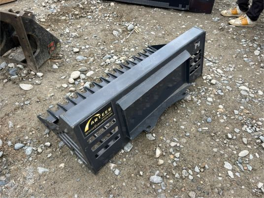 Godet râteau pour minichargeur - Godet: photos 5 Godet râteau pour minichargeur - Godet: photos 5