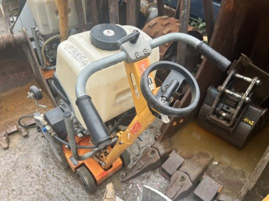 Scie à sol HUSQVARNA - Matériel de chantier: photos 2 Scie à sol HUSQVARNA - Matériel de chantier: photos 2