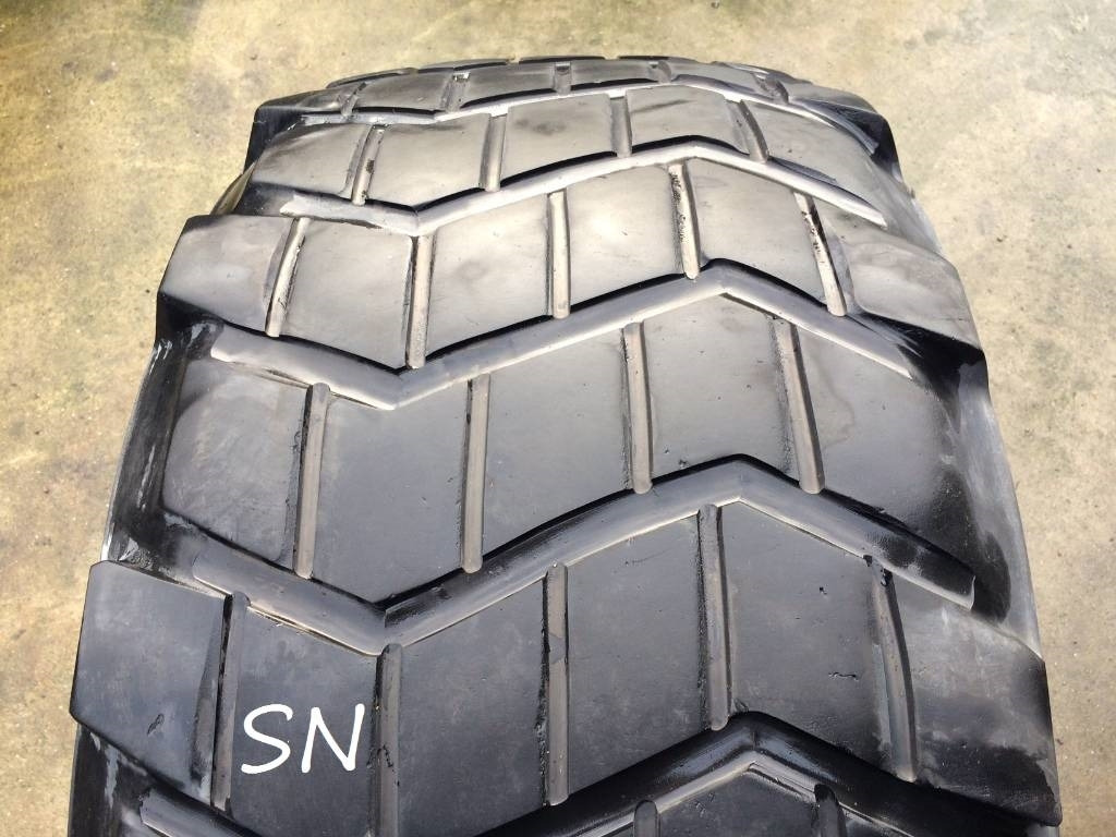 Michelin 525/65R20.5 XS - USED REGROOVED  - Pneu pour Machine agricole: photos 3 Michelin 525/65R20.5 XS - USED REGROOVED  - Pneu pour Machine agricole: photos 3