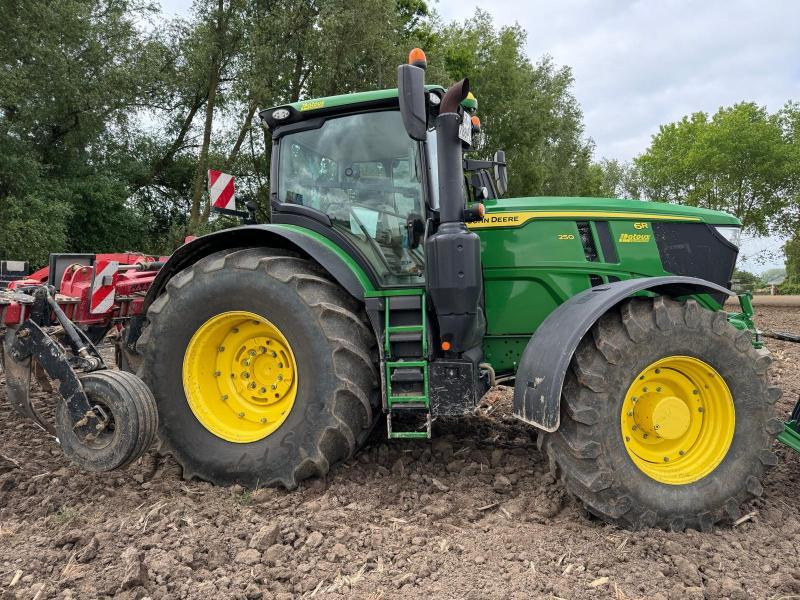 JOHN DEERE 6R250 - Tracteur agricole: photos 1 JOHN DEERE 6R250 - Tracteur agricole: photos 1