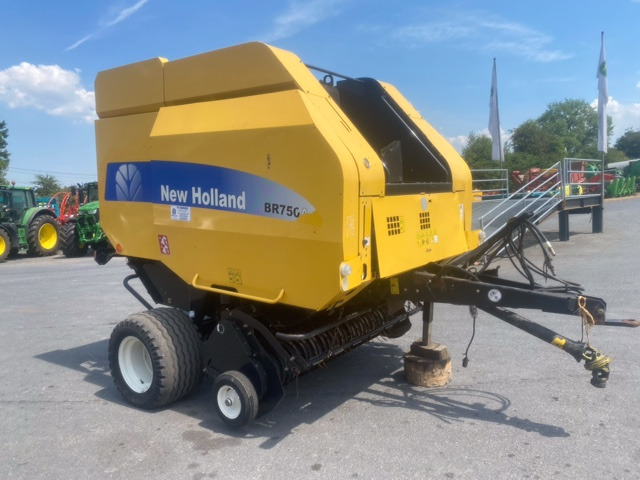 NEW-HOLLAND BR 750 - Presse à balles rondes: photos 3 NEW-HOLLAND BR 750 - Presse à balles rondes: photos 3