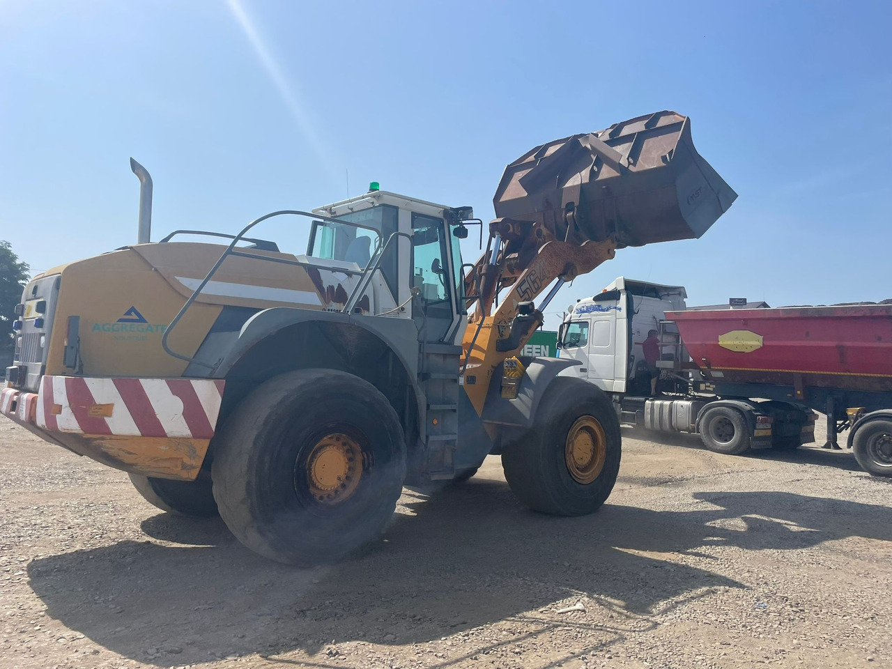 LIEBHERR 564 FRONT LOADER - Chargeuse sur pneus: photos 2 LIEBHERR 564 FRONT LOADER - Chargeuse sur pneus: photos 2