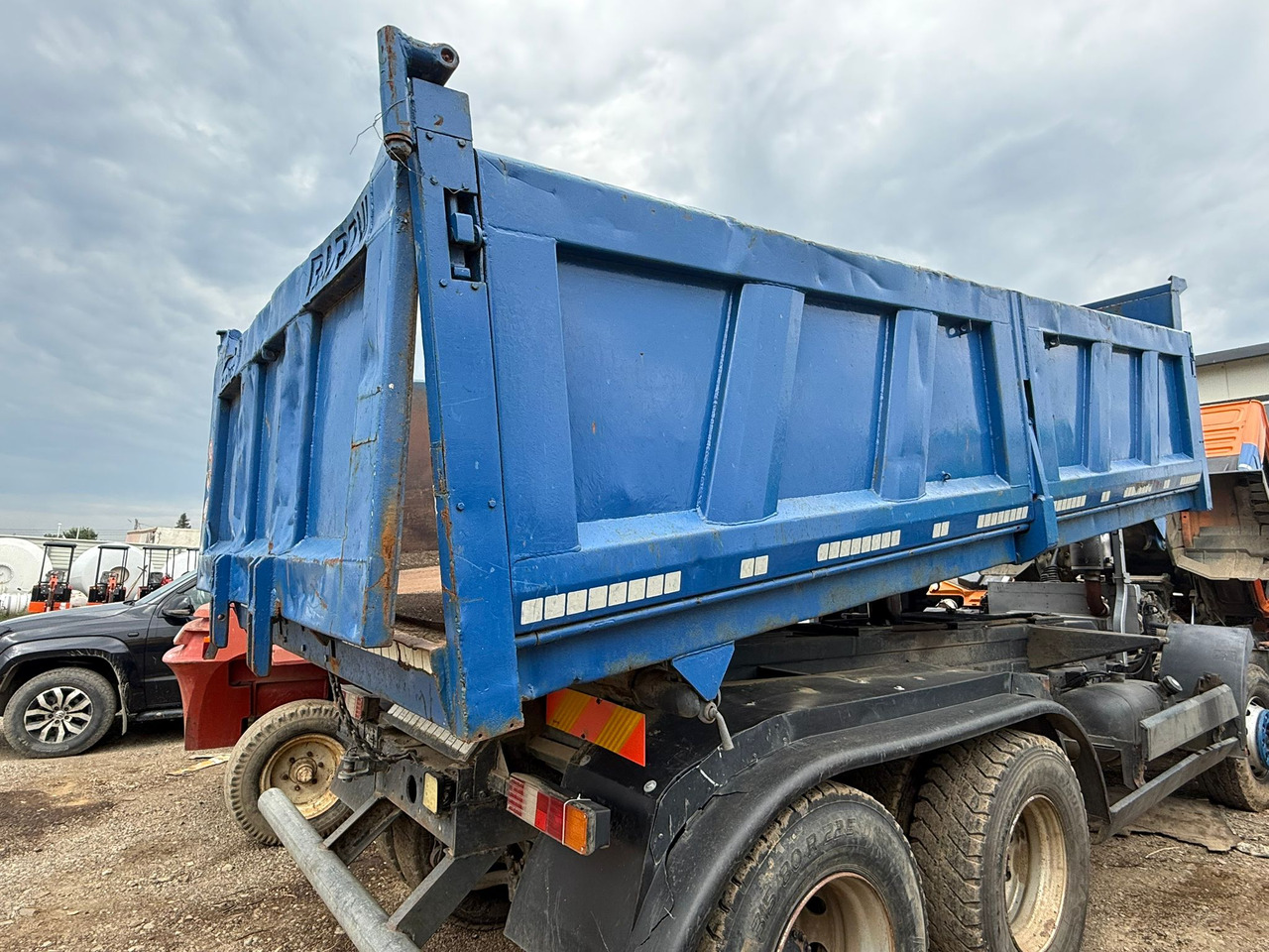MEILLER TIPPING BUCKET - Benne pour poids lourds: photos 1 MEILLER TIPPING BUCKET - Benne pour poids lourds: photos 1
