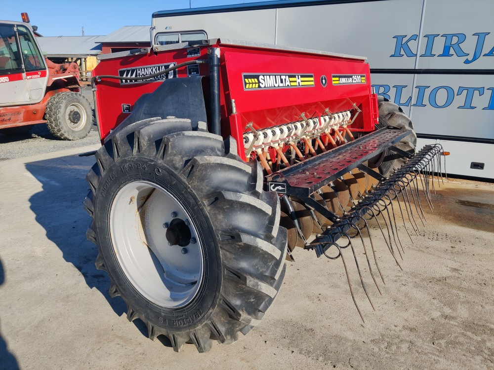 Simulta Junkkari 250cm kylvölannoitin kiekkovantaat takana - Combiné de semis: photos 3 Simulta Junkkari 250cm kylvölannoitin kiekkovantaat takana - Combiné de semis: photos 3
