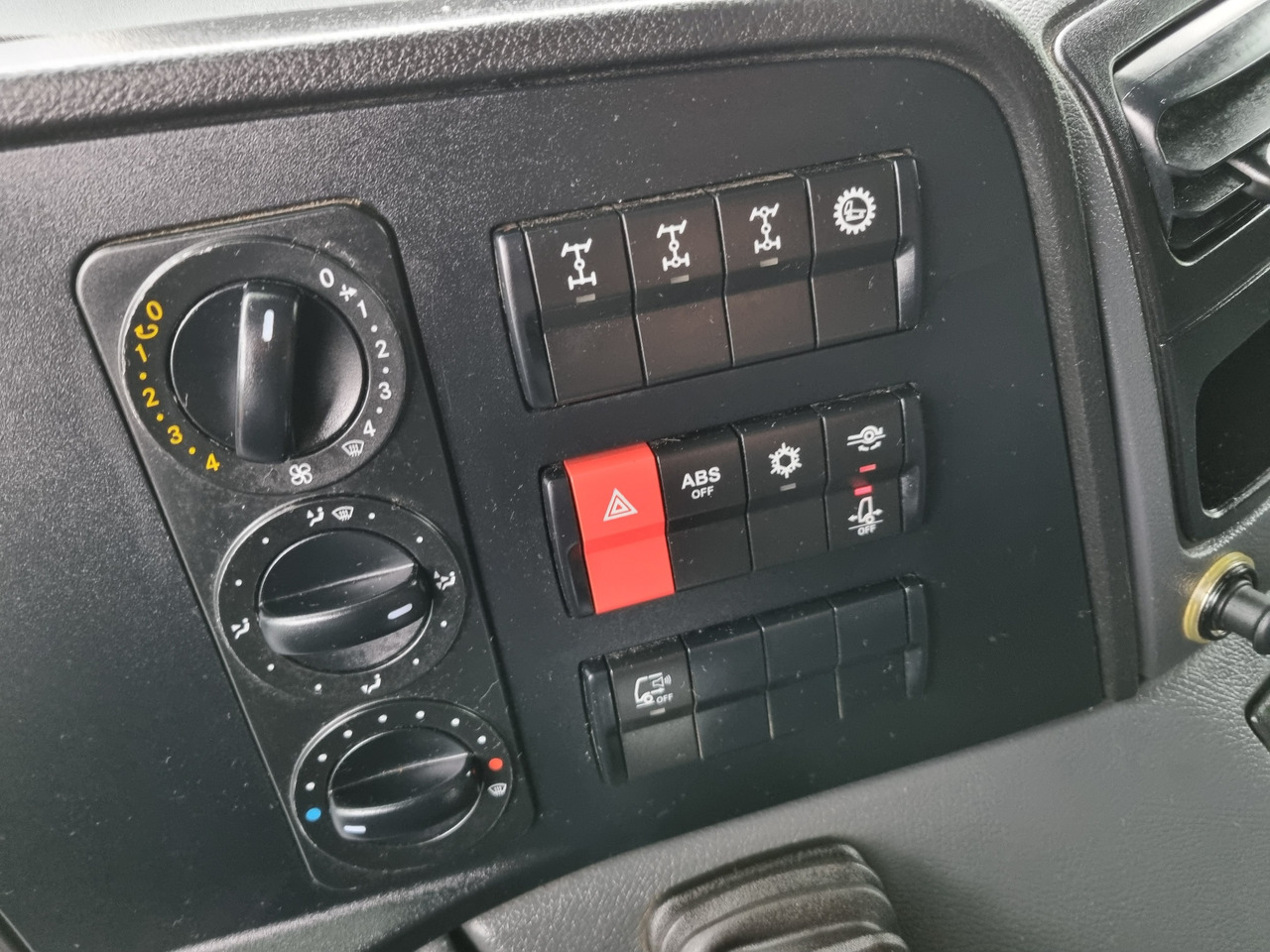 MERCEDES-BENZ ATEGO 1323 4x4 ABROLKIPPER - Camion ampliroll: photos 3 MERCEDES-BENZ ATEGO 1323 4x4 ABROLKIPPER - Camion ampliroll: photos 3
