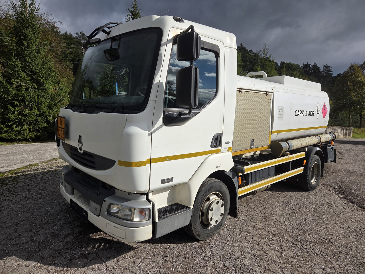 RENAULT MIDLUM 180.10 diesel tanker + dispensing + print - Camion citerne: photos 1 RENAULT MIDLUM 180.10 diesel tanker + dispensing + print - Camion citerne: photos 1