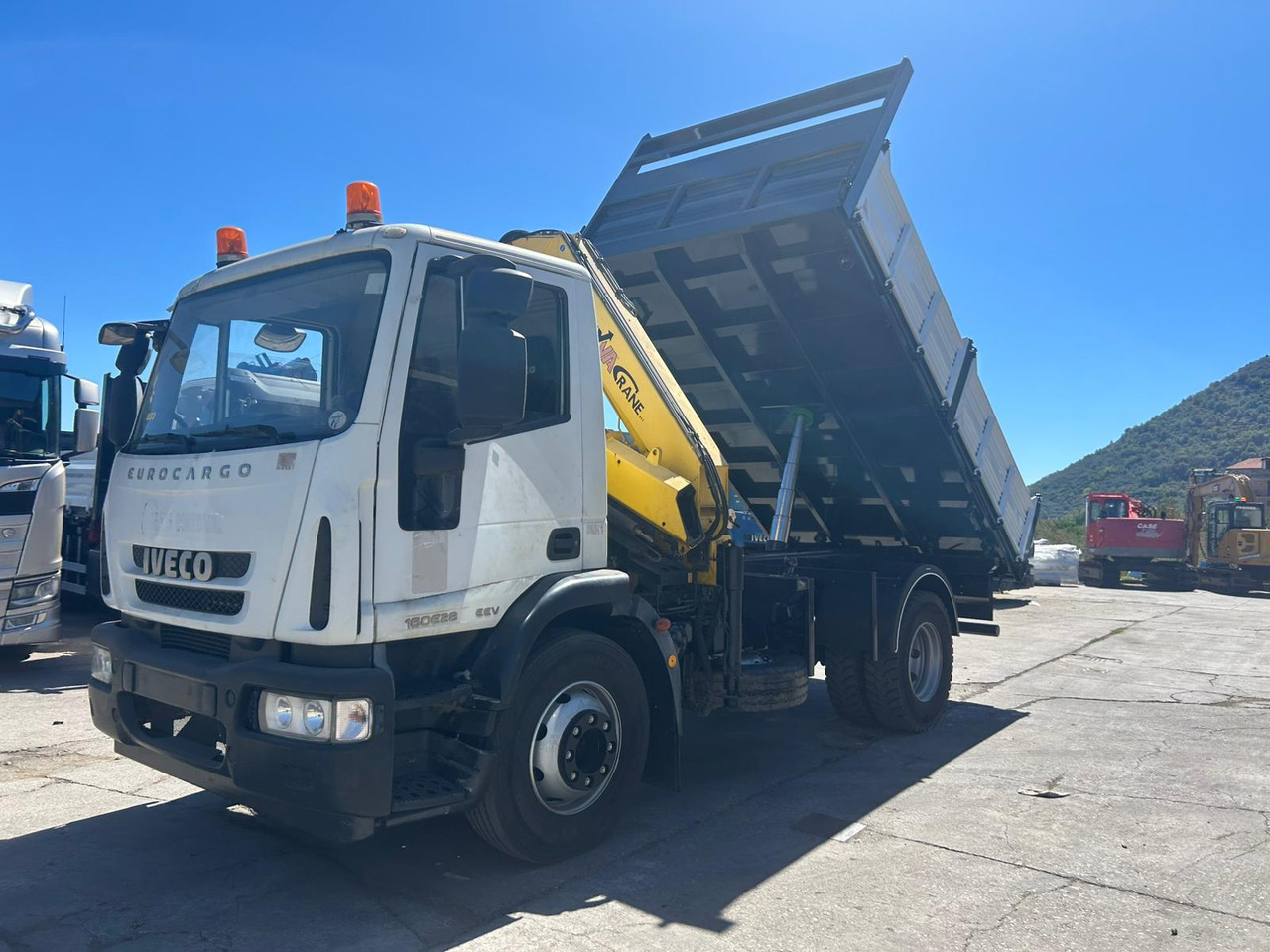 IVECO EUROCARGO 160E28 - Camion grue: photos 1 IVECO EUROCARGO 160E28 - Camion grue: photos 1