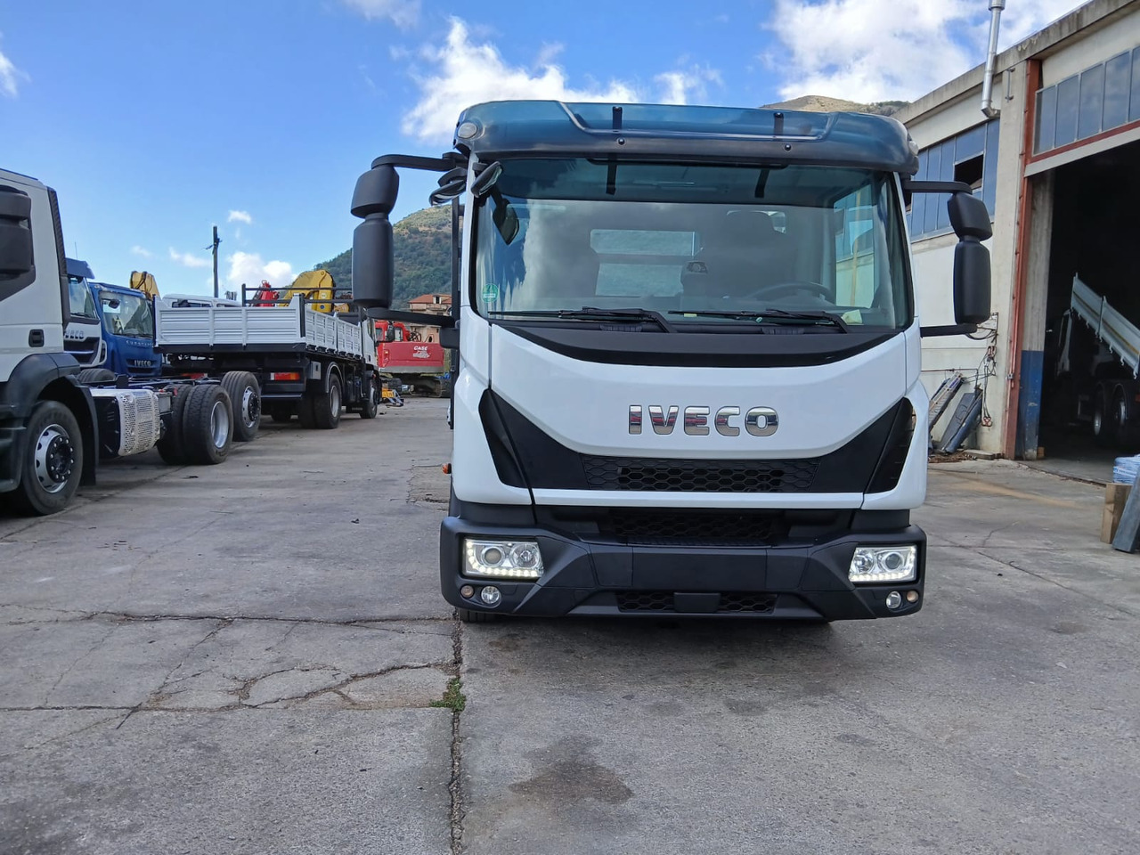 IVECO EUROCARGO 75-210 - Camion benne: photos 4 IVECO EUROCARGO 75-210 - Camion benne: photos 4