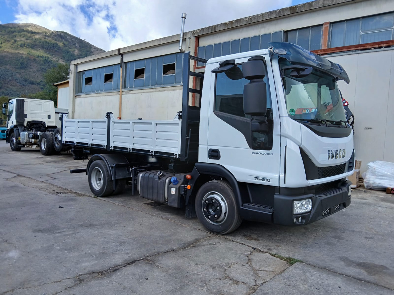 IVECO EUROCARGO 75-210 - Camion benne: photos 1 IVECO EUROCARGO 75-210 - Camion benne: photos 1
