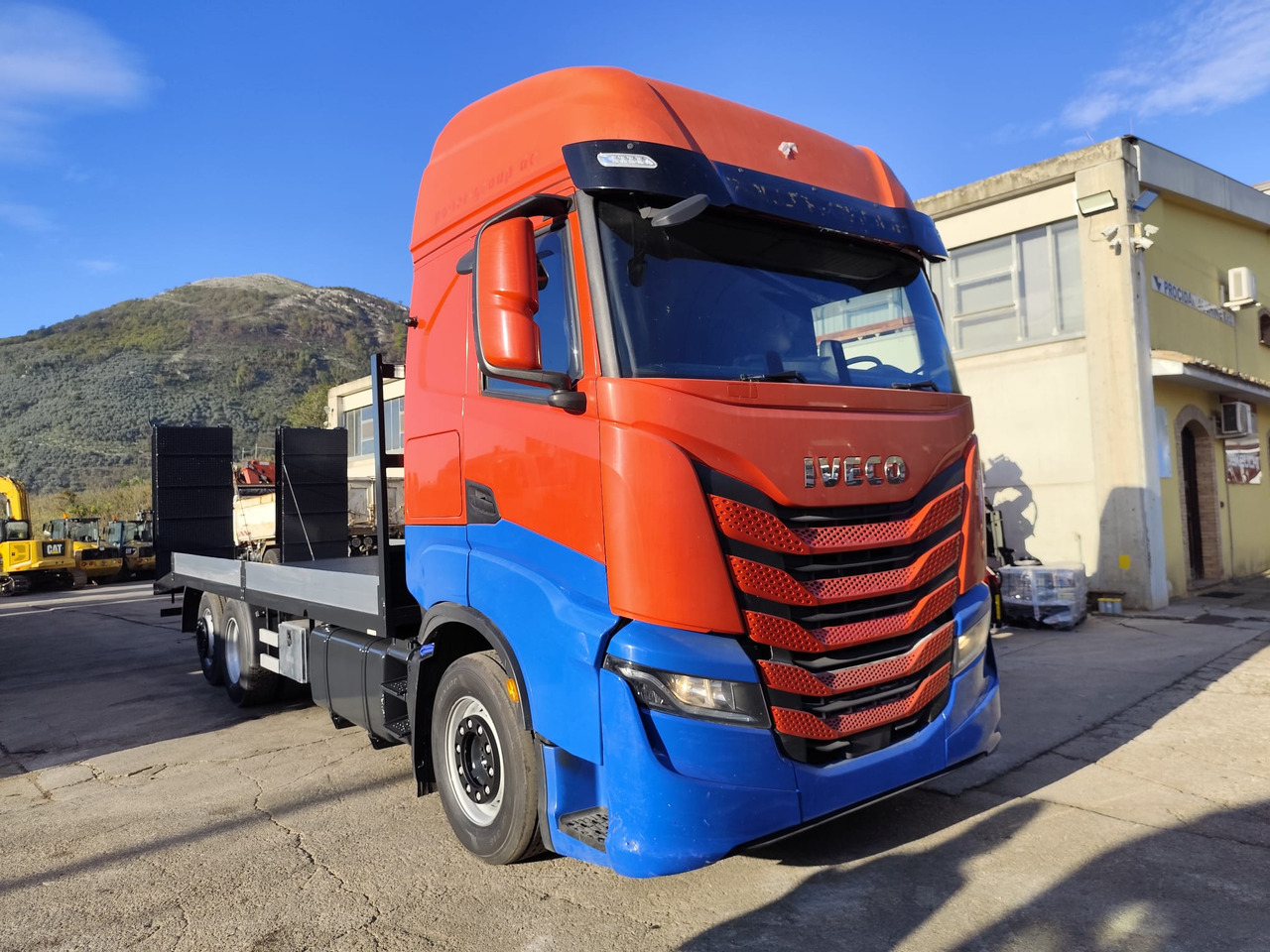 IVECO S-WAY AS260S48 Y - Camion plateau: photos 1 IVECO S-WAY AS260S48 Y - Camion plateau: photos 1