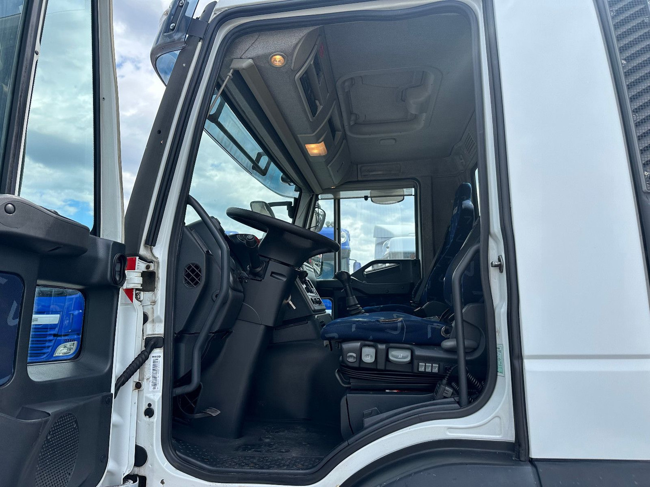 IVECO STRALIS 260S45 - Camion grue: photos 5 IVECO STRALIS 260S45 - Camion grue: photos 5