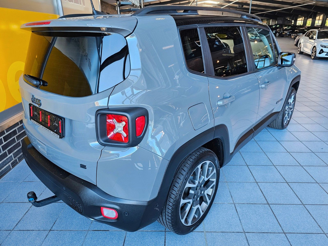 Jeep Renegade S Plug-In-Hybrid 4xe Kamera LED ACC AHK - SUV: photos 2 Jeep Renegade S Plug-In-Hybrid 4xe Kamera LED ACC AHK - SUV: photos 2