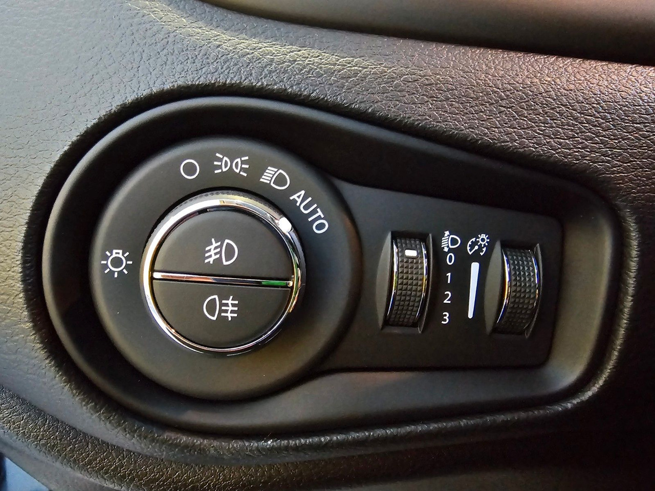 SUV Jeep Renegade S Plug-In-Hybrid 4xe Kamera LED ACC AHK: photos 14 SUV Jeep Renegade S Plug-In-Hybrid 4xe Kamera LED ACC AHK: photos 14