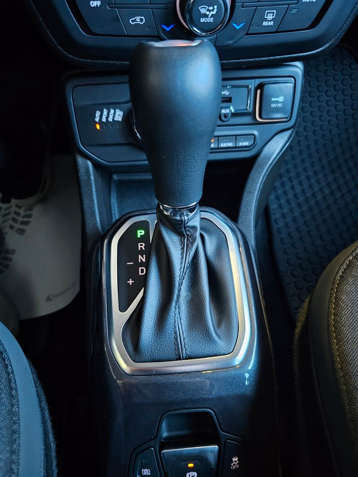 SUV Jeep Renegade S Plug-In-Hybrid 4xe Kamera LED ACC AHK: photos 15 SUV Jeep Renegade S Plug-In-Hybrid 4xe Kamera LED ACC AHK: photos 15