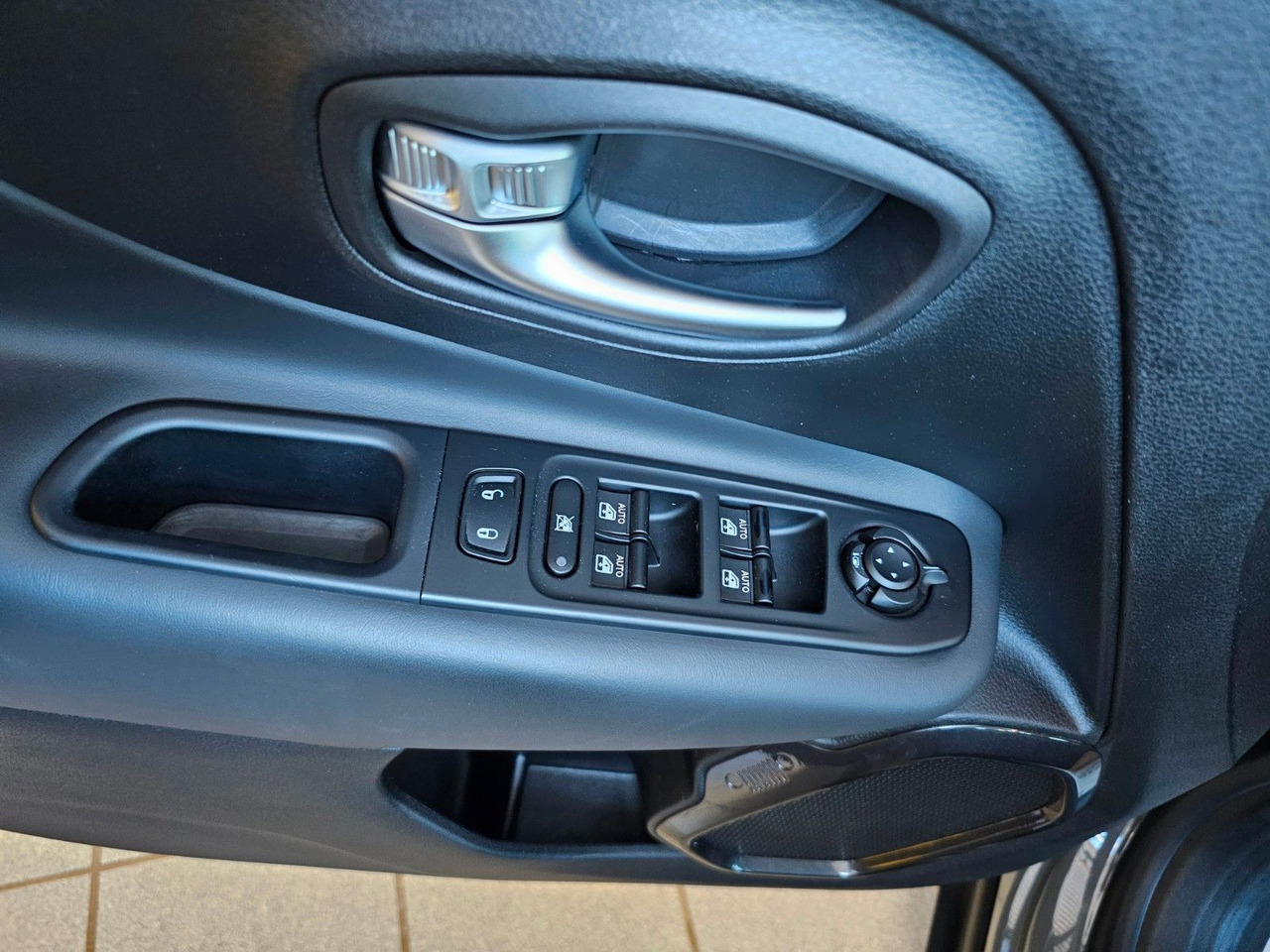 SUV Jeep Renegade S Plug-In-Hybrid 4xe Kamera LED ACC AHK: photos 10 SUV Jeep Renegade S Plug-In-Hybrid 4xe Kamera LED ACC AHK: photos 10