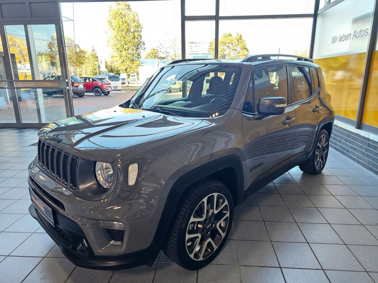 Jeep Renegade S Plug-In-Hybrid 4xe Kamera LED ACC AHK - SUV: photos 4 Jeep Renegade S Plug-In-Hybrid 4xe Kamera LED ACC AHK - SUV: photos 4