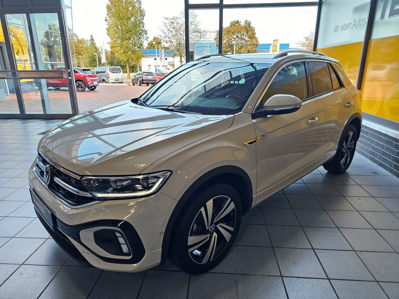Volkswagen T-Roc R-Line eHeckklappe SHZ LED - SUV: photos 2 Volkswagen T-Roc R-Line eHeckklappe SHZ LED - SUV: photos 2