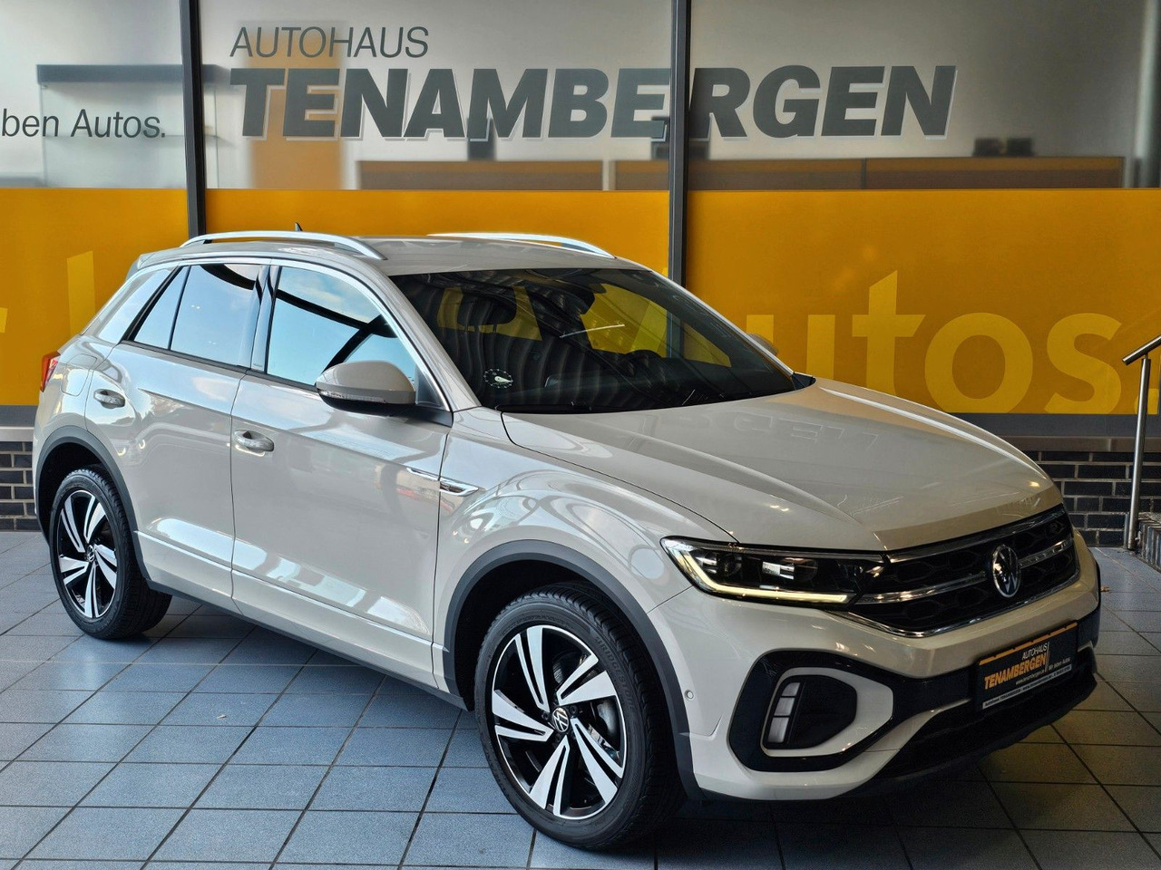 Volkswagen T-Roc R-Line eHeckklappe SHZ LED - SUV: photos 1 Volkswagen T-Roc R-Line eHeckklappe SHZ LED - SUV: photos 1