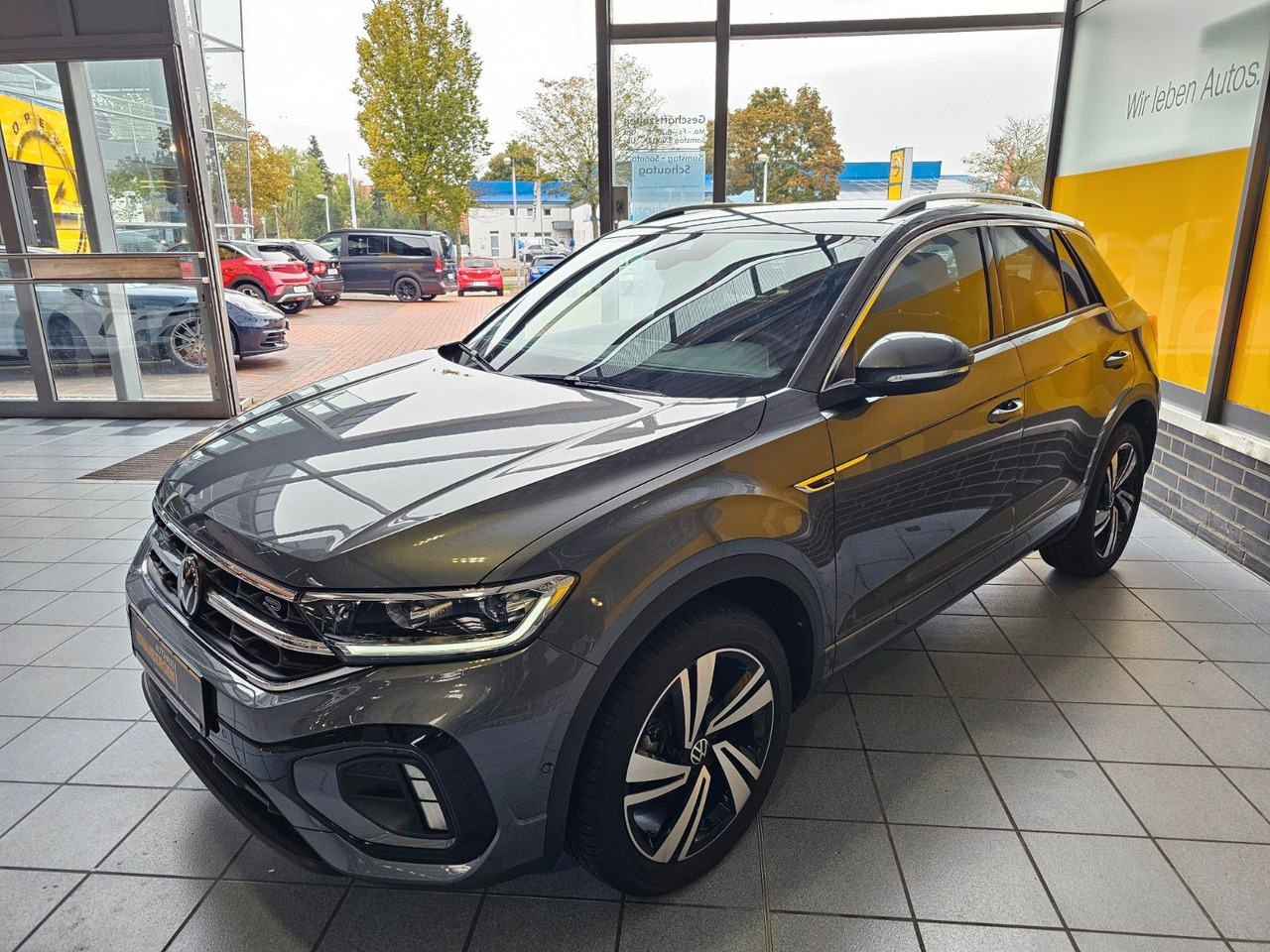 Volkswagen T-Roc R-Line eHeckklappe SHZ LED - SUV: photos 2 Volkswagen T-Roc R-Line eHeckklappe SHZ LED - SUV: photos 2