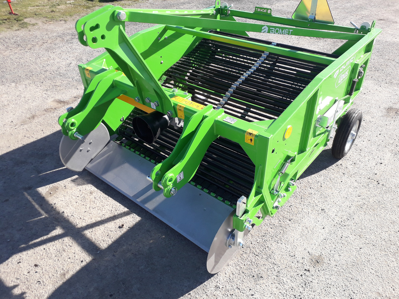BOMET Arracheuse à Pommes de Terre 2 rangs UPUS - Arracheuse de pommes de terre: photos 1 BOMET Arracheuse à Pommes de Terre 2 rangs UPUS - Arracheuse de pommes de terre: photos 1