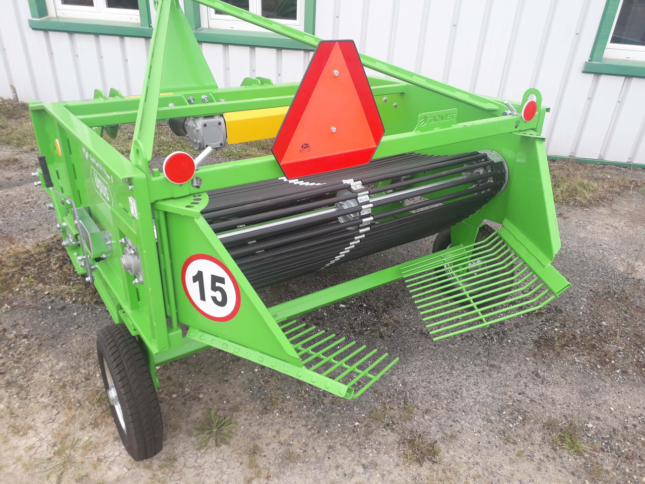 BOMET Arracheuse à Pommes de Terre UPUS - Arracheuse de pommes de terre: photos 2 BOMET Arracheuse à Pommes de Terre UPUS - Arracheuse de pommes de terre: photos 2