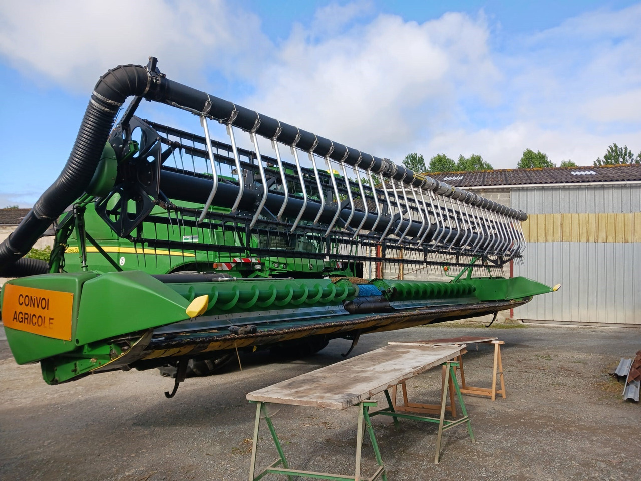 JOHN DEERE COUPE DE MOISSONNEUSE 635 FD - Moissoneuse: photos 1 JOHN DEERE COUPE DE MOISSONNEUSE 635 FD - Moissoneuse: photos 1