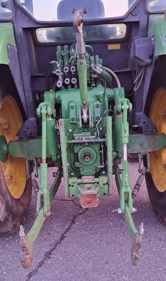 JOHN DEERE 5820 - Tracteur agricole: photos 5 JOHN DEERE 5820 - Tracteur agricole: photos 5