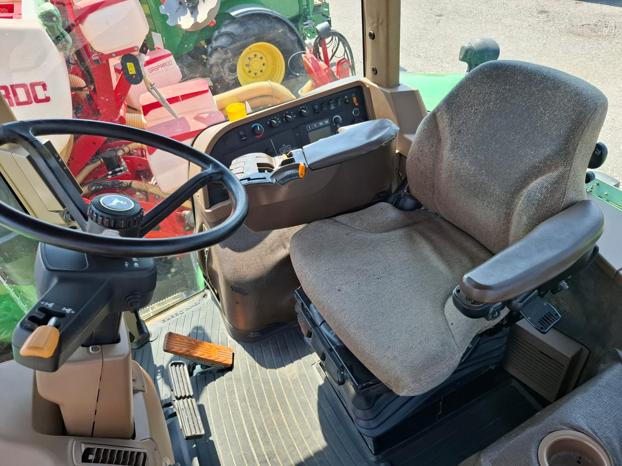 JOHN DEERE 8230 - ASTA AGRIBERTOCCHI - Tracteur agricole: photos 1 JOHN DEERE 8230 - ASTA AGRIBERTOCCHI - Tracteur agricole: photos 1