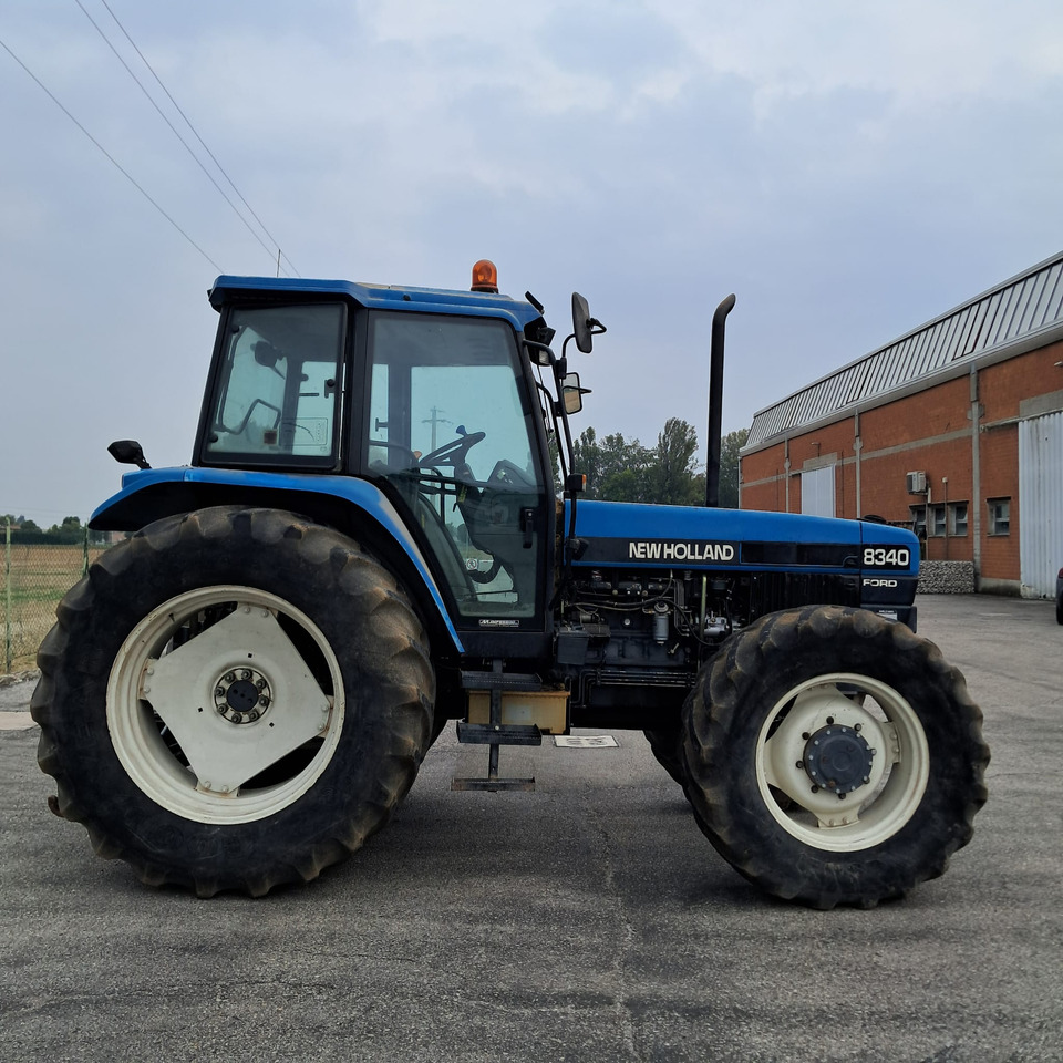 NEW HOLLAND 8340 - Tracteur agricole: photos 4 NEW HOLLAND 8340 - Tracteur agricole: photos 4