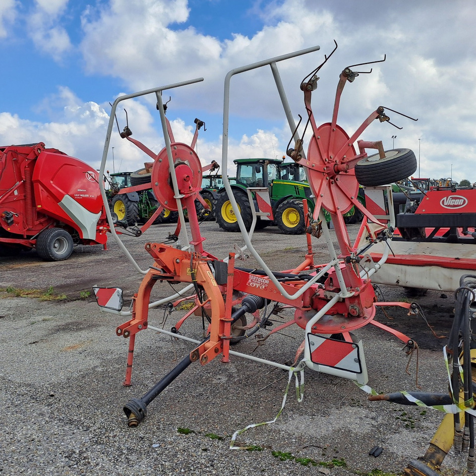 VOLTAFIENO LELY STABILO 600 - Faneuse: photos 4 VOLTAFIENO LELY STABILO 600 - Faneuse: photos 4