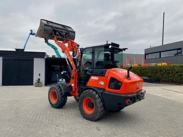 Chargeuse sur pneus Kubota R 090: photos 7