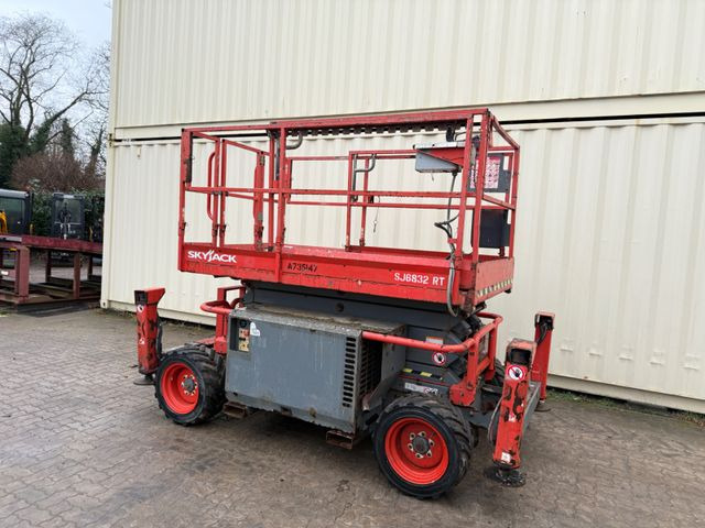 Skyjack SJ6832RT 4x4 Diesel, 11.8 Meter, 1.322 H - Nacelle ciseaux: photos 4 Skyjack SJ6832RT 4x4 Diesel, 11.8 Meter, 1.322 H - Nacelle ciseaux: photos 4