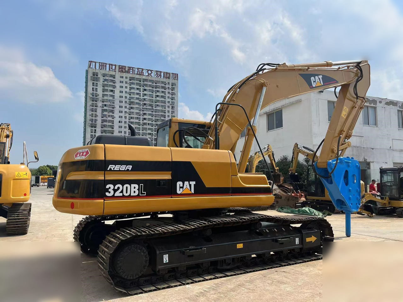 CATERPILLAR 320BL - Pelle sur chenille: photos 2 CATERPILLAR 320BL - Pelle sur chenille: photos 2