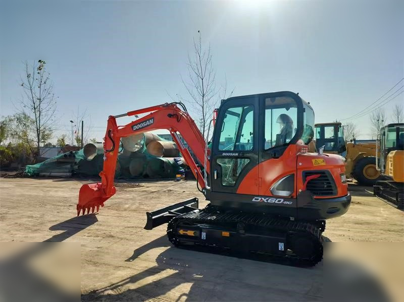 DOOSAN DX60-9C - Pelle sur chenille: photos 1 DOOSAN DX60-9C - Pelle sur chenille: photos 1