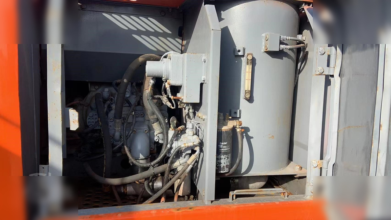 HITACHI EX120-5 - Pelle sur chenille: photos 4 HITACHI EX120-5 - Pelle sur chenille: photos 4