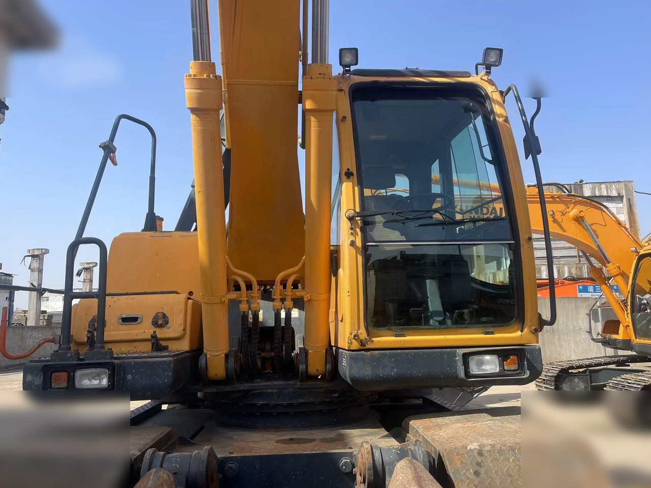 HYUNDAI ROBEX 210W-9 - Pelle sur pneus: photos 5 HYUNDAI ROBEX 210W-9 - Pelle sur pneus: photos 5