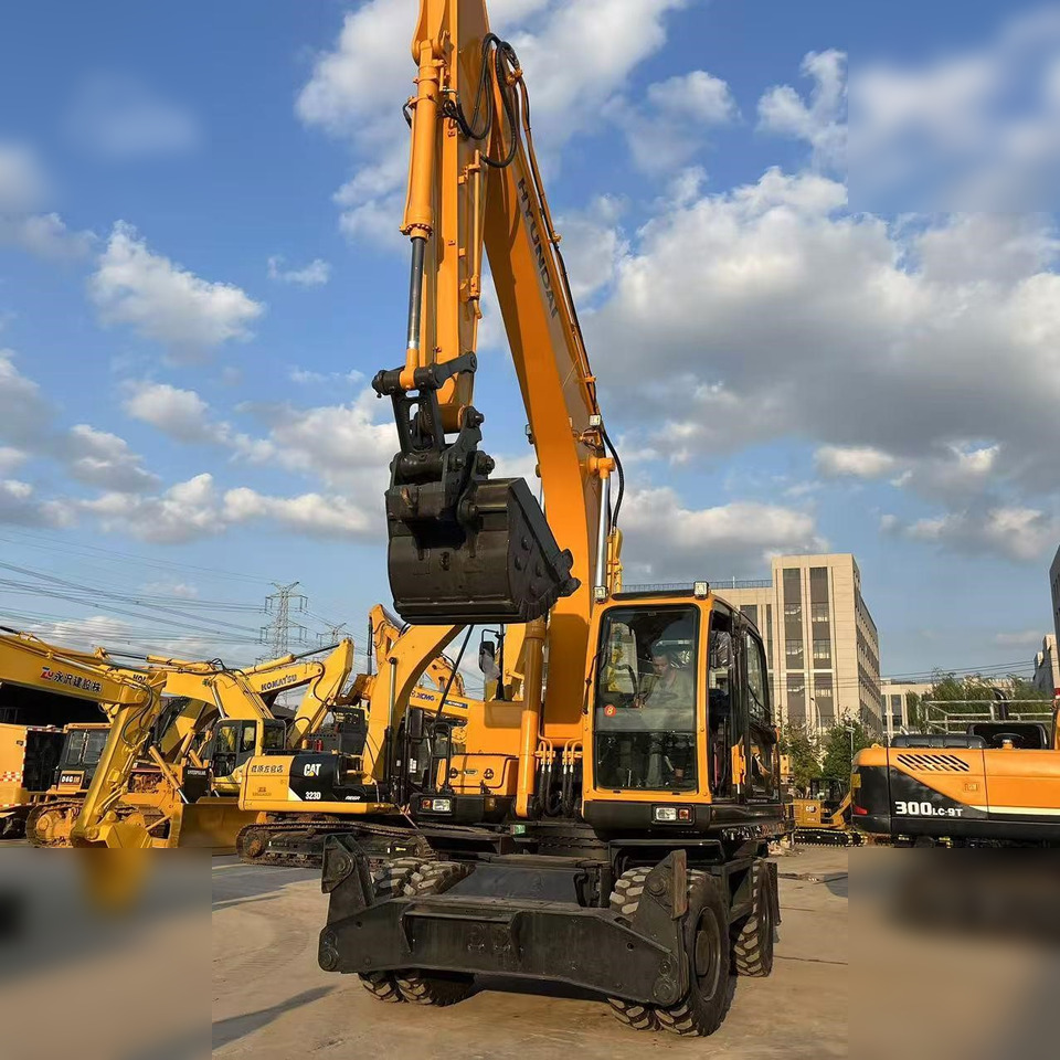 HYUNDAI ROBEX 210W-9 - Pelle sur pneus: photos 2 HYUNDAI ROBEX 210W-9 - Pelle sur pneus: photos 2