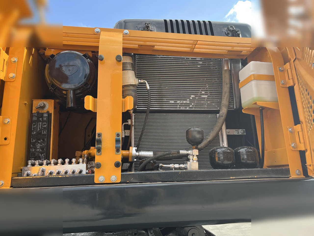 HYUNDAI ROBEX 210W-9 - Pelle sur pneus: photos 5 HYUNDAI ROBEX 210W-9 - Pelle sur pneus: photos 5