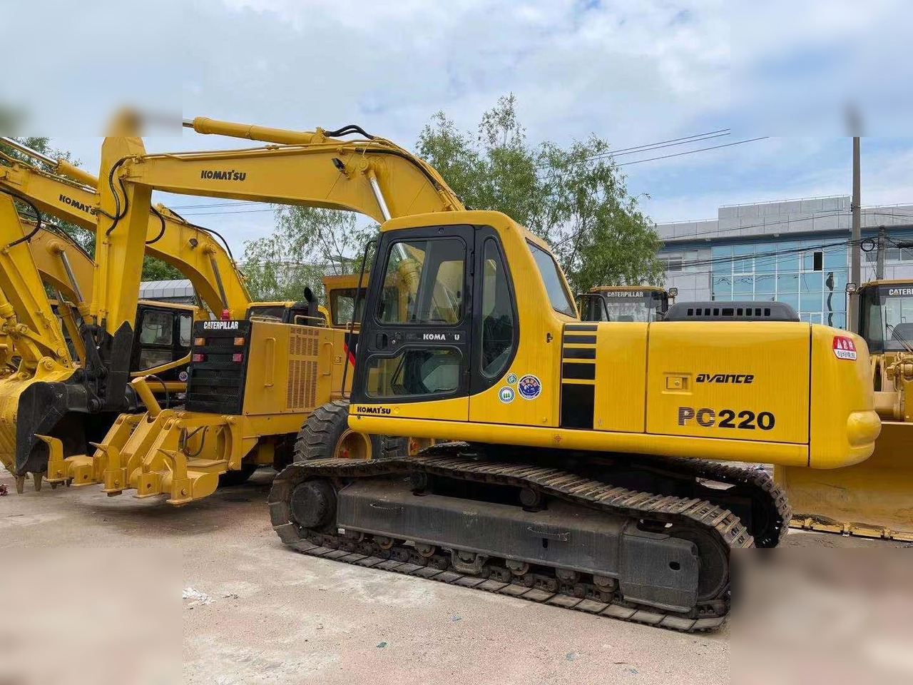 KOMATSU PC220-6 - Pelle sur chenille: photos 1 KOMATSU PC220-6 - Pelle sur chenille: photos 1