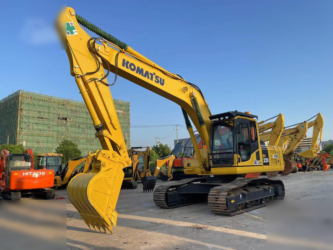 KOMATSU PC220-8 - Pelle sur chenille: photos 1 KOMATSU PC220-8 - Pelle sur chenille: photos 1